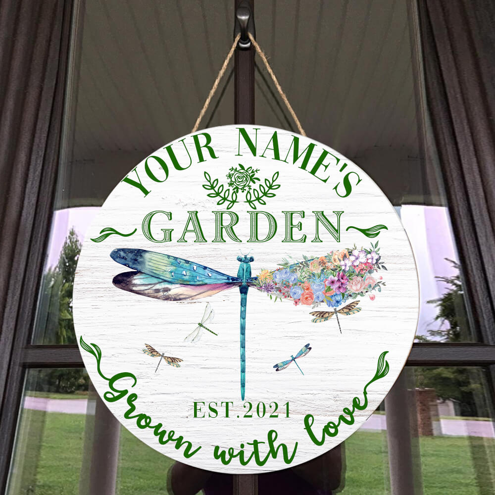 MeMate Garden Signs Outdoor Decor, Personalized Name Wooden Garden Sign, Dragonfly Garden Decor, 4 Sizes Rustic Wood Plaque for Gardeners Gardening Lovers Housewarming Gifts