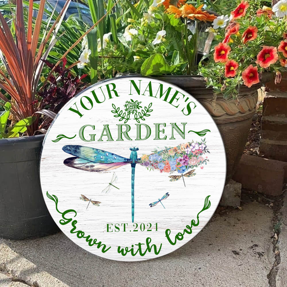 MeMate Garden Signs Outdoor Decor, Personalized Name Wooden Garden Sign, Dragonfly Garden Decor, 4 Sizes Rustic Wood Plaque for Gardeners Gardening Lovers Housewarming Gifts