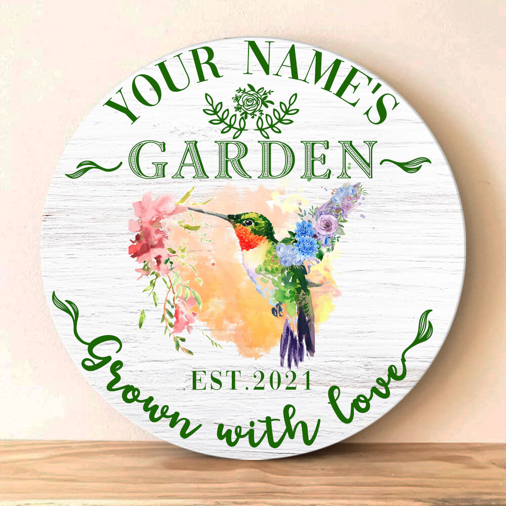 MeMate Garden Signs Outdoor Decor, Personalized Name Wooden Garden Sign, Hummingbird Garden Decor, 4 Sizes Rustic Wood Plaque for Gardeners Gardening Lovers Housewarming Gifts