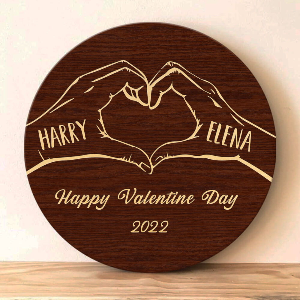 MeMate Custom Wooden Couple Sign Hanging Wall Decor - Personalized Anniversary Signs - Round Rustic Wood Plaque Accessories for Couples, Newlyweds, Valentines Day