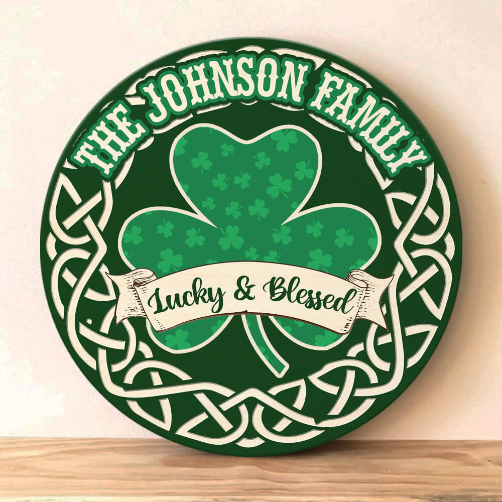 MeMate Personalized Wooden Name Signs for Family - Shamrock Round Printed Wood Sign - Lucky and Blessed Family Wall Hanging for Living Room, Table, Porch on St Patrick's Day