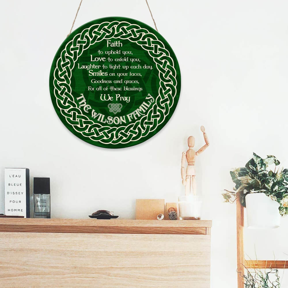 MeMate Personalized Wooden Name Signs for Irish Family - Blessing Custom Family Name Round Printed Wood Sign Wall Hanging for Living Room, Table, Porch on St Patrick's Day