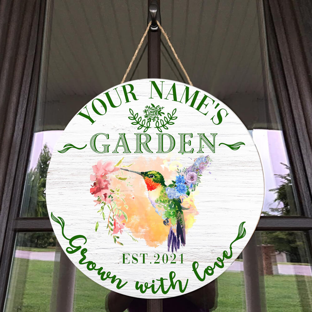 MeMate Garden Signs Outdoor Decor, Personalized Name Wooden Garden Sign, Hummingbird Garden Decor, 4 Sizes Rustic Wood Plaque for Gardeners Gardening Lovers Housewarming Gifts